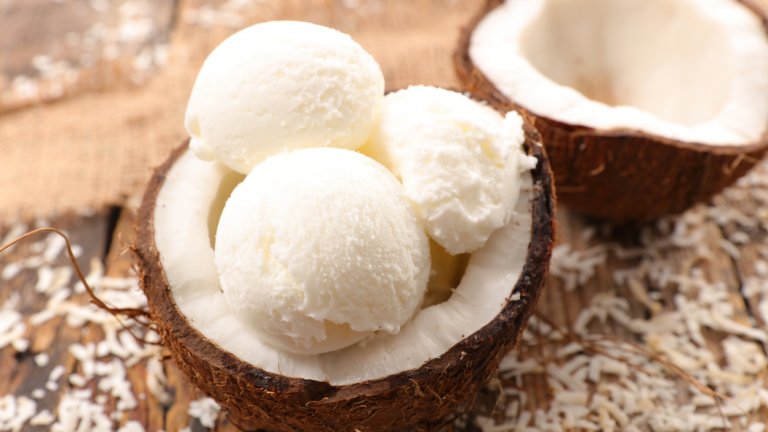 Веган кокосов сладоледСвеж и изключително лек сладолед само в няколко съставки. В купата на блендера или в дълбока купа с миксер разбиваме 400 милилитра кокосово мляко с 400 милилитра кокосов крем. Постепенно, докато разбиваме, прибавяме и 400 грама захар и щипка сол. Можем да овкусим и с ванилия, лимонов сок или плодове. 

Изсипваме сладоледа в подходяща форма и прибираме в камерата. Периодично разбъркваме, за да не стане на кристалчета. След няколко часа сладоледът е готов.