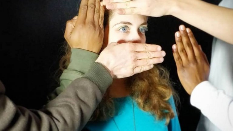 Кадър с участието на Ася в заснемането на клипа на групата T8PES към парчето "Hope and Pray"