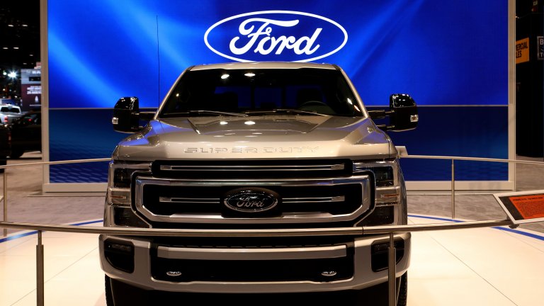 Ford Super Duty
Не са много епитетите, които могат адекватно да опишат мощта и подвижността на Ford Super Duty: може би най-добрият автомобил-камион, който може да си купите. Super Duty от 2019 е ултимативният автомобил за Ford-феновете, които обичат лукса и суровата сила и искат да ходят по язовири и блата с нещо, в което да са заобиколени от лукса, на който са свикнали.