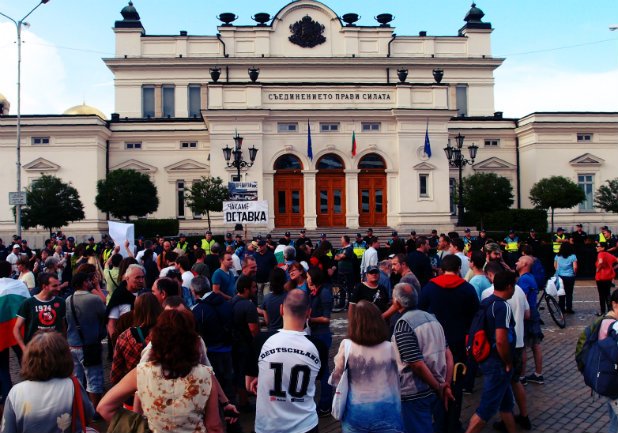 Новината за оставката на Пламен Орешарски събра демонстранти на "Протест на радостта". (Вижте снимките)