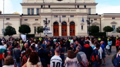 Новината за оставката на Пламен Орешарски събра демонстранти на "Протест на радостта". (Вижте снимките)