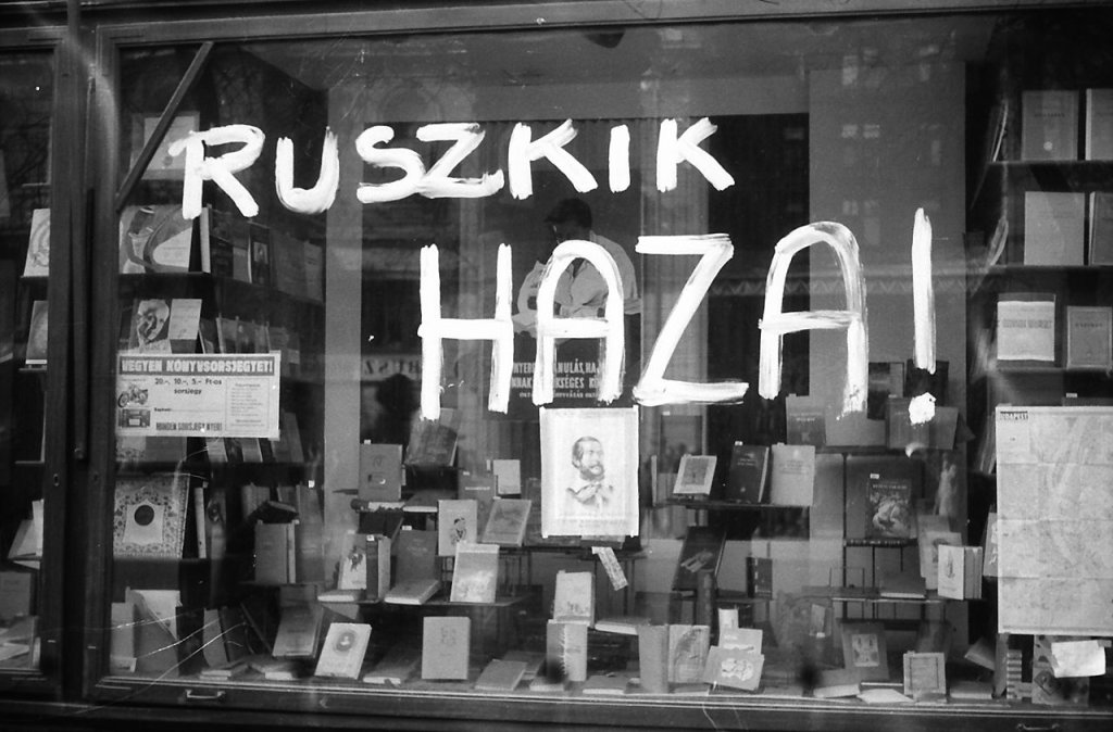 Erzsébet_(Lenin)_körút,_a_Royal_Szállóval_(ma_Corinthia_Hotel)_szemben._Fortepan_15317