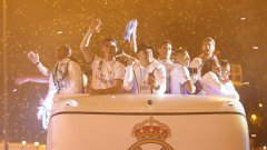 Скандирания "Piquе, cabron, saluda al campeon" (Пике, копеле, поздрави шампиона) заляха "Сибелес", а в песните се включиха и играчите на мадридчани.