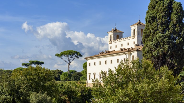 Вила Медичи
Намира се на върха на хълма Пинчиан, близо до Испанските стълби. В настоящия си вид е имение от XVI век, но преди това на мястото е имало древен храм. Дворецът е пълен с произведения на изкуството, останали от Фердинандо де Медичи, и носи спомена и от Наполеон Бонапарт, който купува имението, в което се е помещавал римският филиал на Френската академия.
Наоколо има много зеленина, прекрасни ренесансова градини, а гледката към града е великолепна.