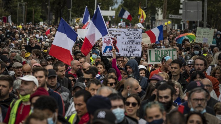Протести срещу изискванията за COVID-паспорти във Франция и Италия