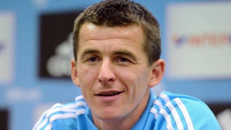 Джоуи Бартън и Джейми Танди (Манчестър Сити)
Една от най-скандалните фигури в английския футбол, Джоуи Бартън винаги е на крачка от това да бъде глобен или изхвърлен за някое провинение и си е спечелил доста неприятели на терена и извън него. Но сред всичките му изцепки изпъква тази срещу Джейми Танди, докато двамата играеха заедно в Манчестър Сити. На едно коледно парти на Сити, Бартън решава да се развесели с малко физическо насилие и да изгаси цигарата си в окото на Танди. След този случай Джейми Танди се срина напълно, редовно злоупотребяваше с алкохол и наркотици, беше арестуван няколко пъти и направи опит за самоубийство, като редовно обвиняваше Бартън за състоянието си. 
„Той си беше такъв много преди да се доближа до него”, оправдава се Джоуи Бартън. „Не успя във футбола, защото беше с наднормено тегло, липсваше му желание и талант. Трябва да вини само себе си. Забравя, че подпали ризата ми преди да го използвам за пепелник. Това не е извинение за реакцията ми, но той далеч не е невинна жертва”.