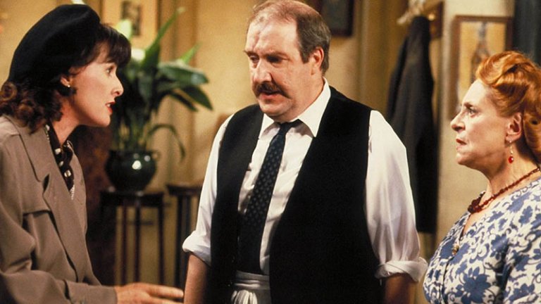 “Ало, ало”(Allo, Allo)
“Ало, ало! Тук е нощен ястреб. Чувате ли ме?" - тази култова реплика няма как да не бъде разпозната, а сцените с Рене и мадам Едит, докато се свързват с Лондон, няма как да не ви разсмеят. Британският сериал, който иронизира Втората световна война и френската съпротива, преди няколко години караше българските зрители да се смеят с глас. Приключенията на Рене Артоа, по-диви и от успехите му с жените (и лейтенант Грюбер), си заслужава да се припомнят.