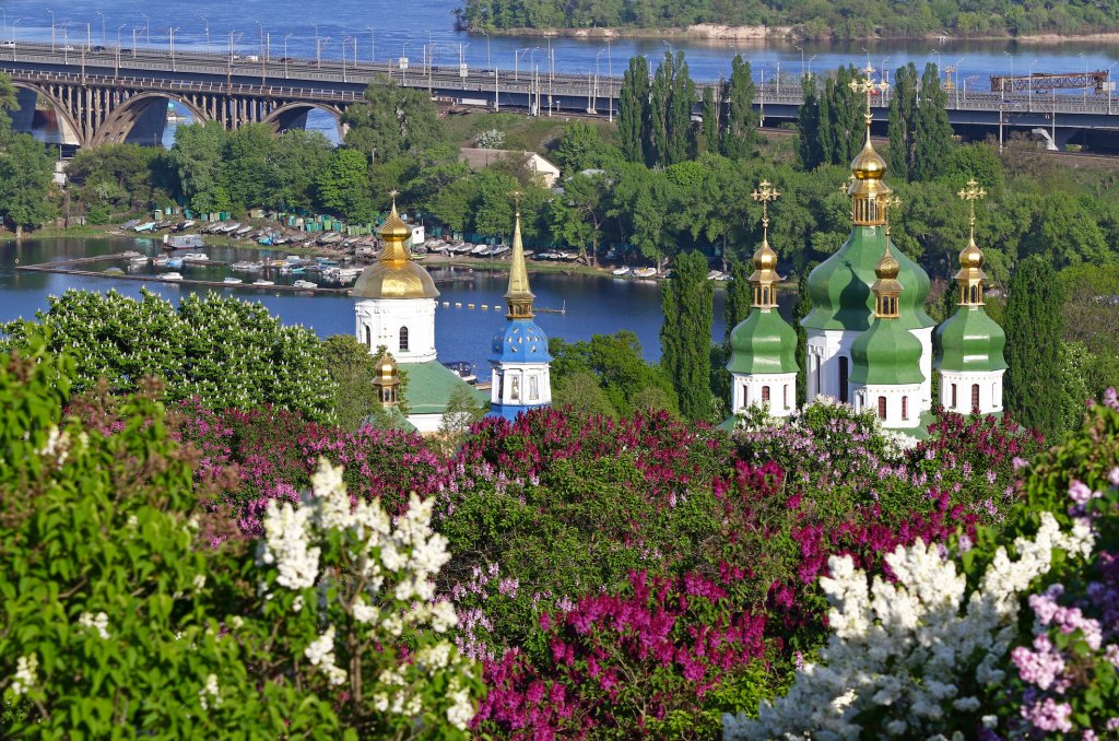 Ботаническата градина „Гришко“

Кръстена на името на ботаника Микола Гришко, националната ботаническа градина на Украйна е разположена на близо 300 акра и е дом на над 13 000 вида растения от цял свят, включително магнолии, кактуси и палми. В нея има и манастир – на Светата Троица.