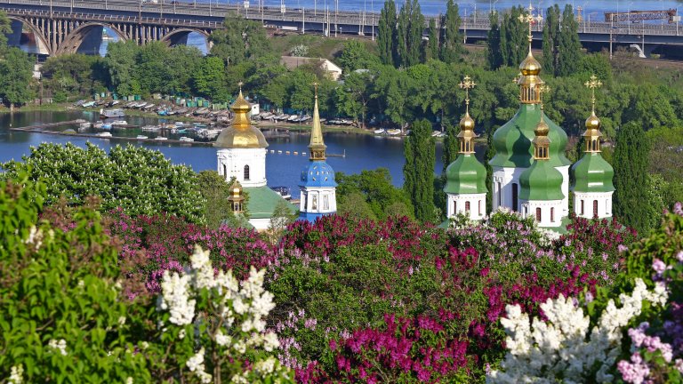 Ботаническата градина „Гришко“
Кръстена на името на ботаника Микола Гришко, националната ботаническа градина на Украйна е разположена на близо 300 акра и е дом на над 13 000 вида растения от цял свят, включително магнолии, кактуси и палми. В нея има и манастир – на Светата Троица.