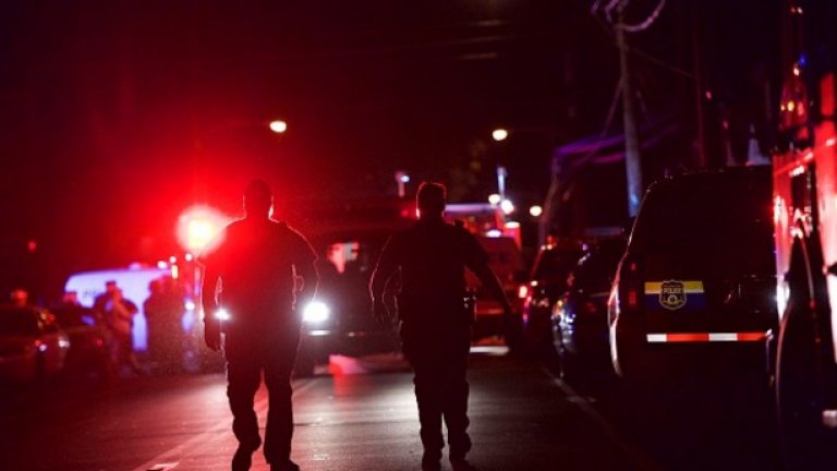 Полицията предупреди жителите на града да избягват преминаването в района на нощното заведение