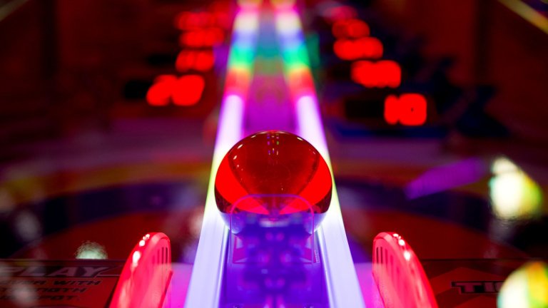 2018 г. - Пинбол

Пинбол е аркадна игра, в която играчът използва две лостчета, за да задържи метално топче в движение върху наклонена игрална маса. Топчето удря различни препятствия, тунели и цели, като носи точки. Целта е топчето да остане възможно най-дълго в игра и да се постигне висок резултат. Играта е динамична, шумна и много увлекателна. Подходяща е за забавление както за деца, така и за възрастни.