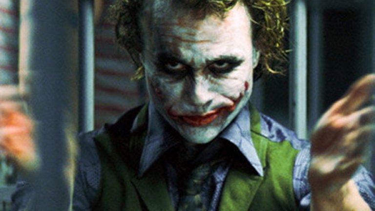 В "Черния Рицар" от 2008 година, Хийт Лъджър в ролята на Жокера чака сам в тишината на килията, след като е бил арестуван от Джим Гордън (в ролята – Гари Олдмън). Кметът Гарсия (Нестор Карбонел) се появява и дава на Гордън повишение до поста комисар. Докато служителите в стаята аплодират новината, Леджър , започва бавно да пляска извън сценария, без да променя изражението на лицето си