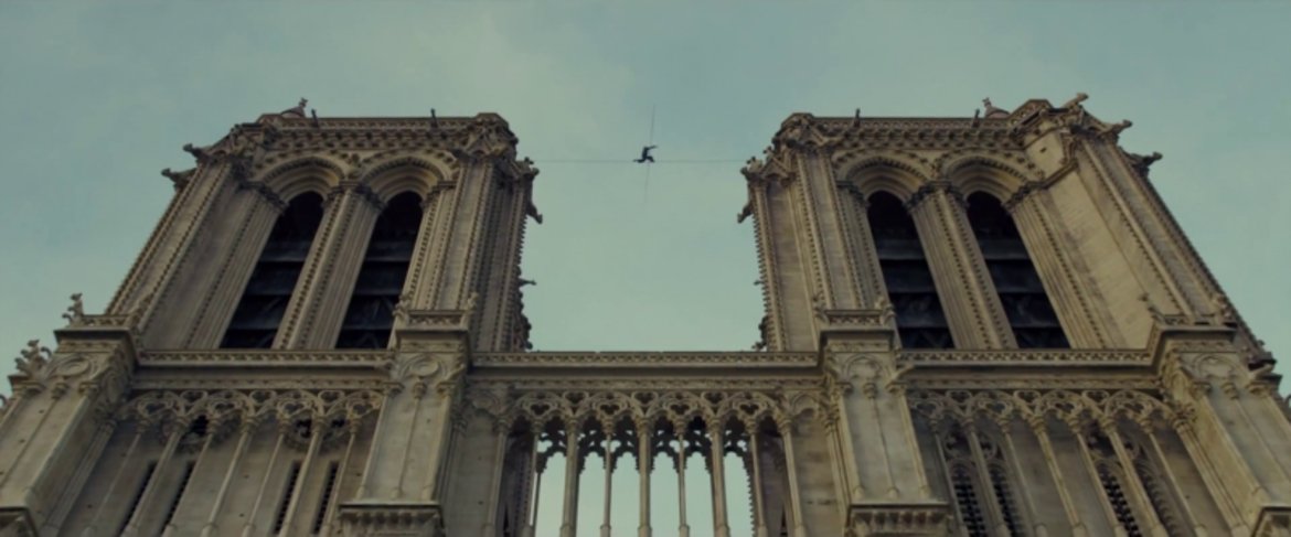  "The Walk: Живот на ръба" 

Филмът на Робърт Земекис проследява как Филип Пети осъществява опасната си мечта да мине по въже между двете кули на Световния търговски център в Ню Йорк. Преди да предприеме точно тази "разходка", той прави едно не по-малко застрашаващо преминаване – между двете кули на "Нотр Дам".