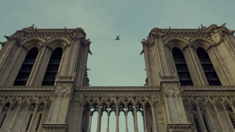  "The Walk: Живот на ръба" 

Филмът на Робърт Земекис проследява как Филип Пети осъществява опасната си мечта да мине по въже между двете кули на Световния търговски център в Ню Йорк. Преди да предприеме точно тази "разходка", той прави едно не по-малко застрашаващо преминаване – между двете кули на "Нотр Дам".