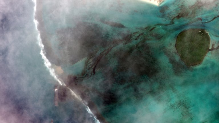 Бедствието край остров Мавриций, показано от въздуха
