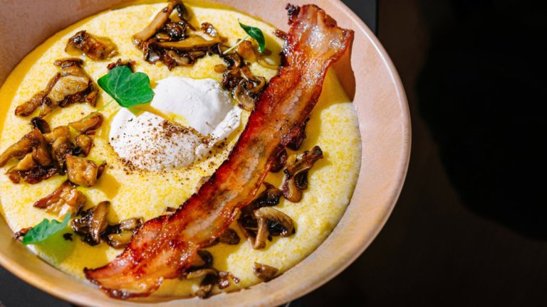 Качамак с яйце, гъби и беконКачамак с яйце или здравословни бавни въглехидрати с още по-здравословни протеини и фибри. За рецептата приготвяме половин пакет качамак според указанията на опаковката и оставяме на много слаб котлон, за да е топло. На съседния котлон в тиган запържваме няколко парчета бекон на ленти и вадим на кухненска хартия, за да се отцедят. 

В същата мазнина пържим 300-400 грама гъби, нарязани на не много ситно, и вадим при бекона. Накрая запържваме яйца според броя на порциите и сглобяваме – полента, гъби, бекон яйце. Поднасяме топло.