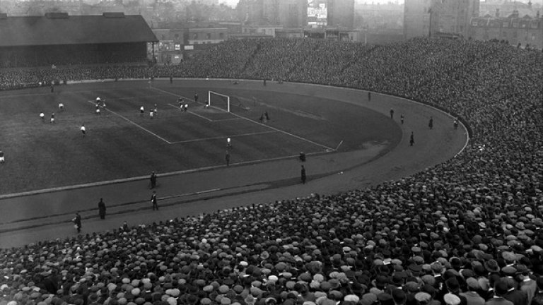 Снимката е от Източната трибуна по време на мач Англия - Шотландия през 1912 г.