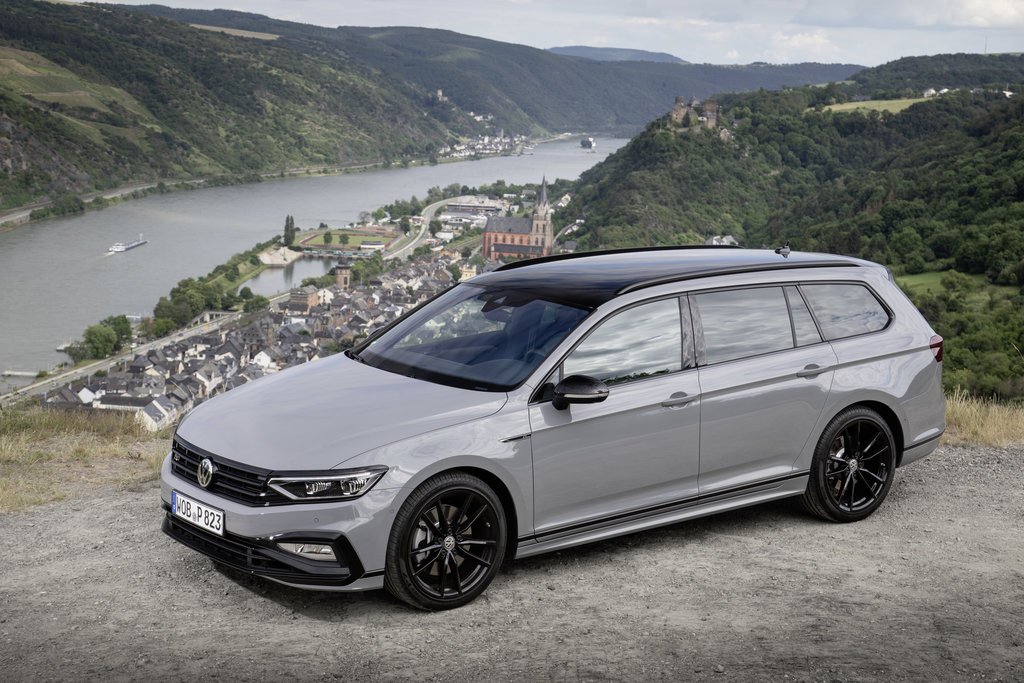 Volkswagen Passat VariantСлуховете, че Volkswagen се отказва от електрическата надпревара, са силно преувеличени. За следващите 12 месеца концернът готви нов plug-in хибриден Volkswagen Tiguan и два нови модела Volkswagen Passat Variant. Автономният електрически пробег е около 110 километра.
По примера на Tesla Volkswagen Passat Variant се сдобива с огромен дисплей в средата на предното табло и широка технологична конзола между предните седалки. Последната може да зарежда жично и безжично всички смарт устройства, включително и лаптопи.