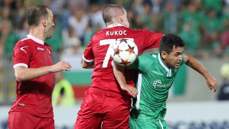 Апостол Попов (вляво) сбърка фатално при първия гол на Лудогорец