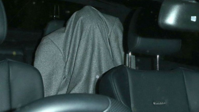 Датчанинът крие лицето се, след като е влязъл в автомобила си
