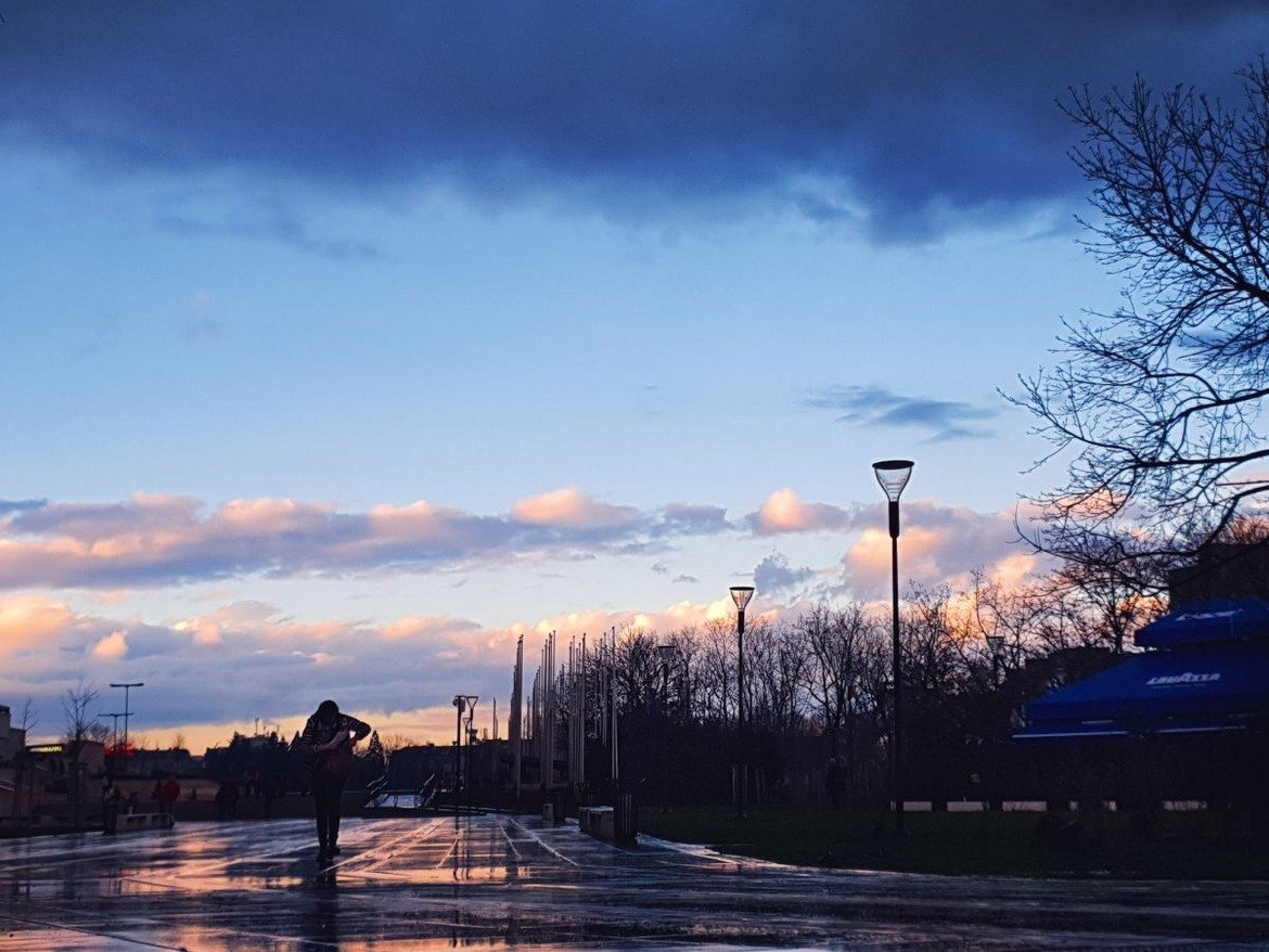 After Rain - Вървях, разглеждах кадри на телефона си, и по-специално тези на Blooming sunset, когато отражението в плочките хвана вниманието ми, меки топли и студени цветове.