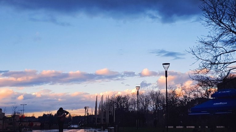 After Rain - Вървях, разглеждах кадри на телефона си, и по-специално тези на Blooming sunset, когато отражението в плочките хвана вниманието ми, меки топли и студени цветове.