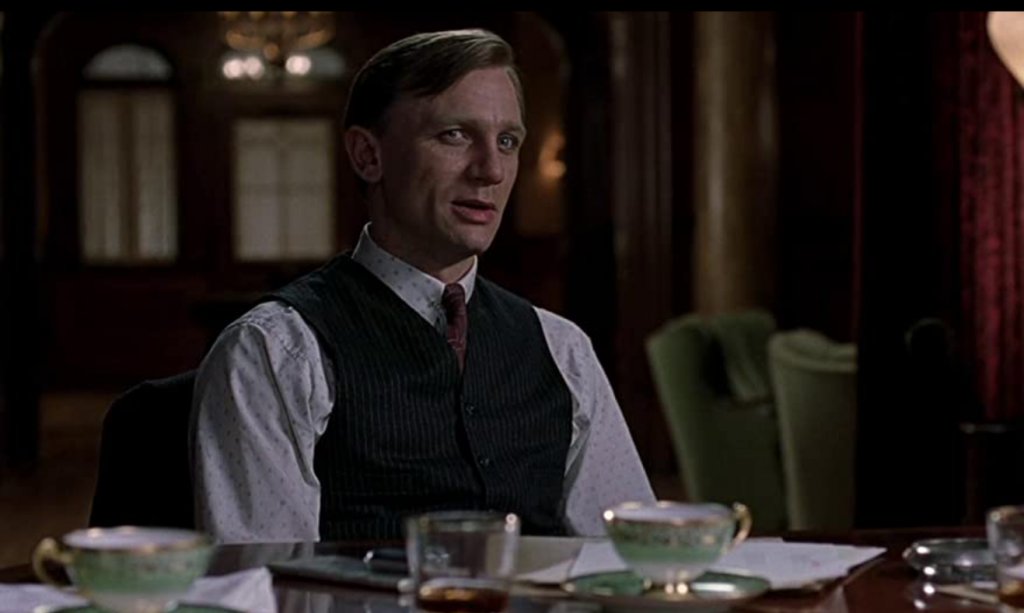 Road to Perdition
Действието на филма се развива по време на Голямата депресия в САЩ и проследява историята на бивш гангстер и неговия син, търсещи отмъщение за убийството на семейството им. Звездният екип включва Том Ханкс в главната роля на Майкъл Съливан, отгледан от мафиотския бос Джон Руни - и Крейг, който влиза в образа на завистливия и жесток син на Руни.