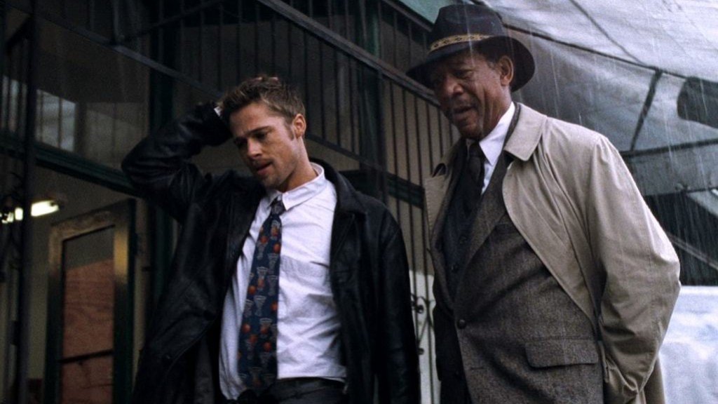 "Седем" (Se7en)Година:1995Започваме с втория филм на Финчър, просто защото е все така култов четвърт век по-късно. След относителния фалстарт на Финчър с "Пришълецът 3" (за него след малко) вероятно цялото му бъдеще е зависело именно от втория му филм. Е, справя се отлично. "Седем" е безмилостно смущаващ криминален трилър за сериен убиец. Филмът се харесва както на мейнстрийм аудиторията, така и на ценителите на артхауса. Сюжетната линия, която следва, стъпва върху концепцията за Седемте смъртни гряха, а детективското дуо Фрийман-Пит завинаги блести със своето остроумно присъствие в играта на котка и мишка. Ако не сте го гледали, задължителен е, а поуката от него засяга безкомпромисно всеки един човек. Не за друго - всички грешим.