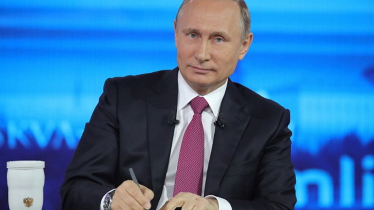 За 15-ти път Путин отговори на въпроси на граждани  предаването "Директна линия". Между другото, той се похвали, че има втори внук и че дъщерите му живеят в Москва и че въпреки слуховете "имат най-нормален живот"