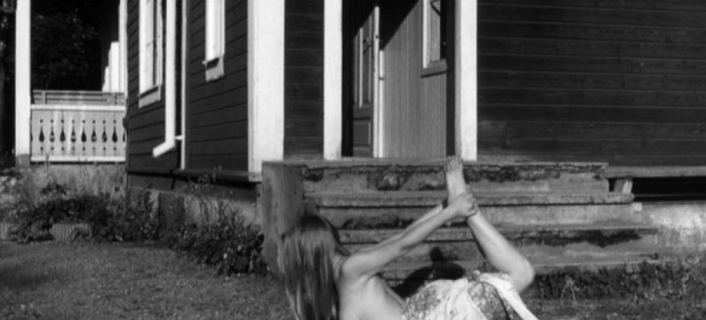 I Am Curious (Yellow), 1967
Toва е един от най-противоречивите филми на всички времена, реализиран в епохата на "сексуалната революция" на 60-те години. Той показва живота на Лена, тинейджърка, която проучва своята сексуалност. Шведският филм отразява времето на борбата за равноправие на жените и общия политически климат на 60-те години. Заглавието е толкова скандално за времето си, че предизвиква спорове в родината си, а в Норвегия прожекциите са забранени.