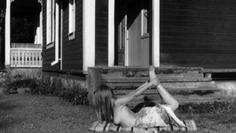 I Am Curious (Yellow), 1967
Toва е един от най-противоречивите филми на всички времена, реализиран в епохата на "сексуалната революция" на 60-те години. Той показва живота на Лена, тинейджърка, която проучва своята сексуалност. Шведският филм отразява времето на борбата за равноправие на жените и общия политически климат на 60-те години. Заглавието е толкова скандално за времето си, че предизвиква спорове в родината си, а в Норвегия прожекциите са забранени.