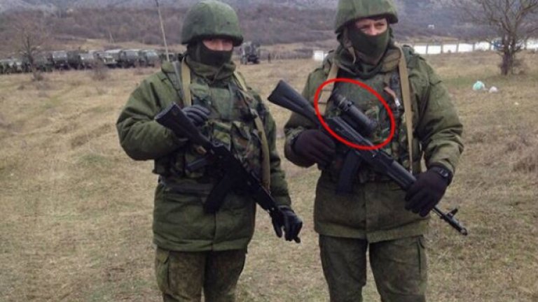 Гледайте войника вляво. Това отново е модел „Калашников“ от стотната серия, но съдейки по качествената облицовка на корпуса, става дума за най-съвременна модификация. Стоящият вдясно има прибор за нощно виждане ПНВ–93.2, руско производство, който не влиза в списъка на стандартното въоръжение и се използва в руската армия относително рядко, основно в специалните подразделения.