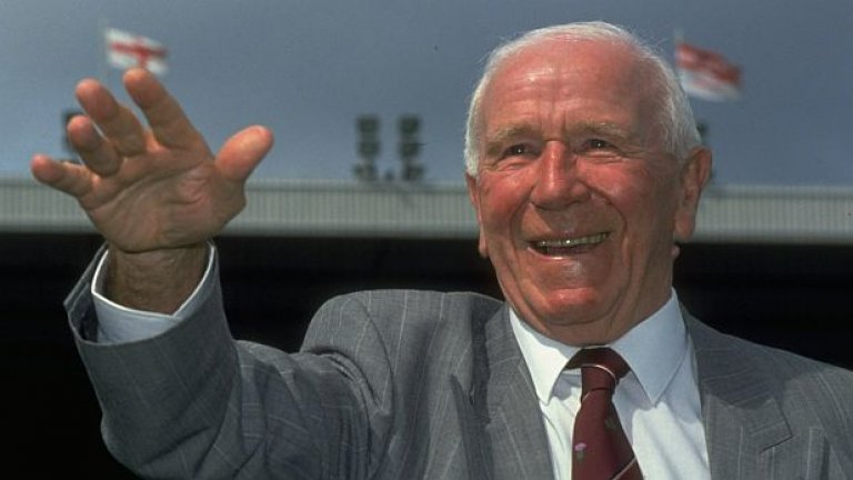 А Мат Бъзби, предводителят на този отбор, става сър Мат. Бивш капитан на врага Ливърпул, Бъзби е икона на Юнайтед. Преживява ужаса от Мюнхен през 1958-а, когато младият му отбор загива пред очите му в горящия самолет. И прави Юнайтед европейски шампион.