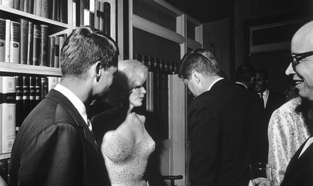 Една от най-известните и едновременно с това мистериозни любовни афери в света на политиката и шоубизнеса е тази между 35-ият президент на САЩ Джон Ф. Кенеди и най-голямата холивудска красавица за всички времена - Мерилин Монро. Множество са загадките около тази връзка, някои дори препращат към тайнствената гибел на актрисата, но е публична тайна, че Кенеди така или иначе не е бил верен на своята съпруга Джаки.