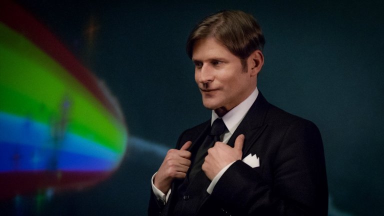 Господин Уърлд (Криспин Гловър) е „лошият“ герой. Той е мистериозният лидер на новите богове.