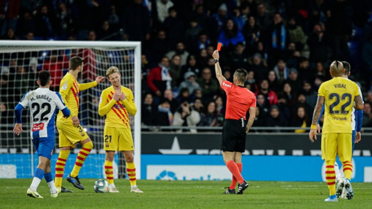 Червен картон и грешка в дербито отново изравниха Барса и Реал