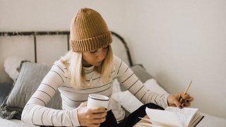 момиче, зима, книга, интроверт, чай