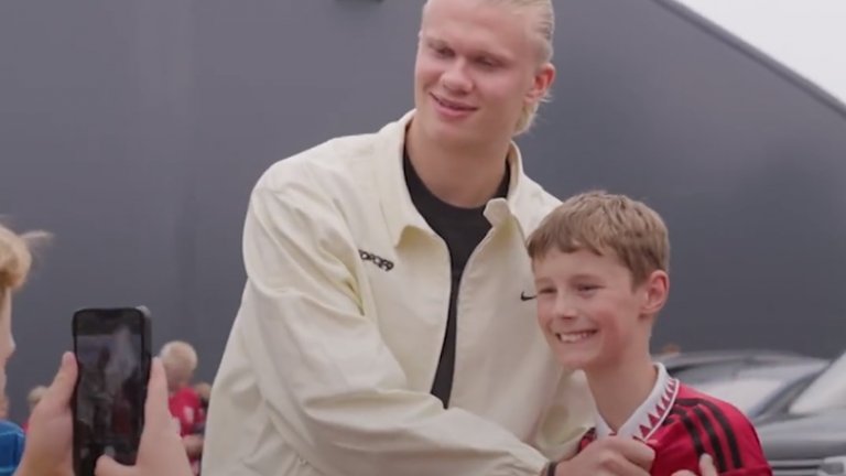 Холанд скри емблемата на Юнайтед за снимка с фен