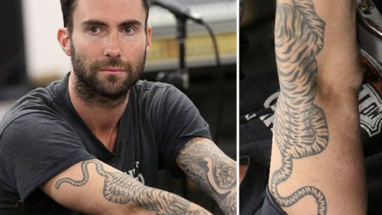 Вокалистът на Maroon 5 Адам Ливайн има "ръкав" от мастило на лявата си ръка, а на дясната е нарисувал огромен тигър.