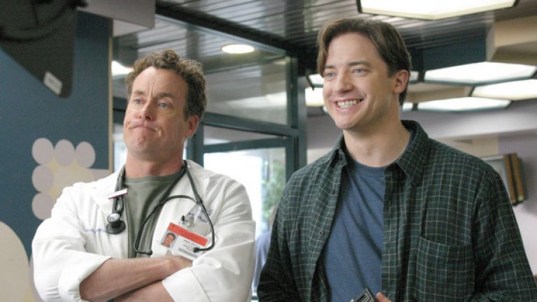 ”Смешно отделение” (Scrubs)
Една от отличаващите се комедии в ерата след 90-те, „Смешно отделение” често се занимаваше със сериозни теми и често включваше тъжни моменти.
А участието на гостуващата звезда Брендън Фрейзър се смята за върхов момент в сериала. Той първо се появява в епизода от две части My Occurrence/My Hero през 2002 г., а две години по-късно прави фурор в My Screw Up, който съдържа неочакван обрат в стил „Шесто чувство” - с емоционален момент накрая, оставил зрителите без думи.
