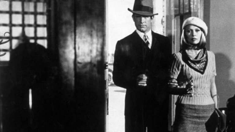 Bonnie and Clyde (Arthur Penn, 1967)

Сценарият, написан от Дейвид Нюман и Робърт Бентън, е базиран на живота на действителните лица Бони Паркър и Клайд Бароу. Произведението показва криминалните приключения на любовната двойка Бони и Клайд, действително съществували през времето на Голямата депресия в САЩ през 1930-те години. Разчупвайки много табута в кино-индустрията, филмът придобива култов статус, превръщайки се в еталон за настъпващата нова ера в Холивуд.