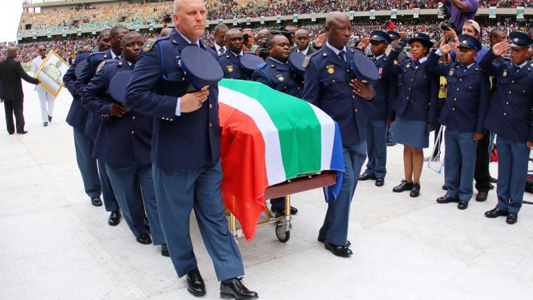 Погребенията на стадиона не са нещо необичайно, но освен футболисти и футболни дейци, понякога с любимия отбор биват погребани и фенове. Ето няколко различни начина това да се случи