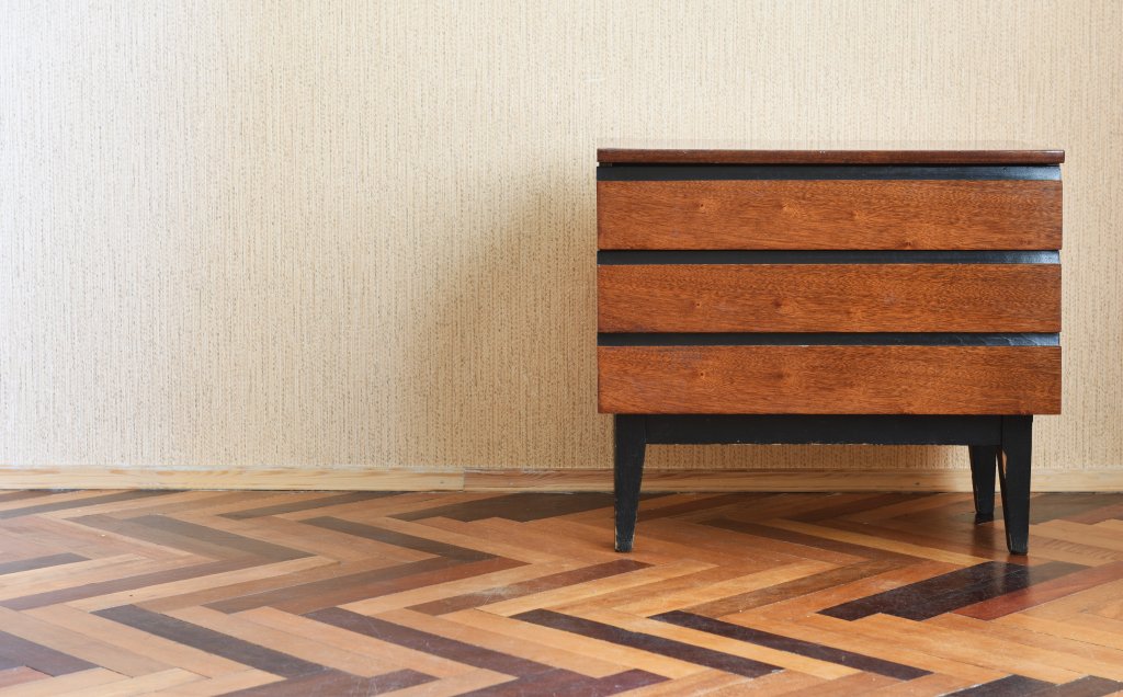 Дъбови детайлиМебелите с детайли от дъбова дървесина (в краен случай - имитация на дъб) отново са модерни и ако се оглеждате с какво да обзаведете дома си - сега е моментът да заложите на този материал. Дъбът носи усещане за топлина и премерен лукс, без да изглежда натрапчиво и прекалено помпозно. Освен това е сред най-устойчивите дървесини, които можете да вкарате в дома си, а това винаги е плюс.