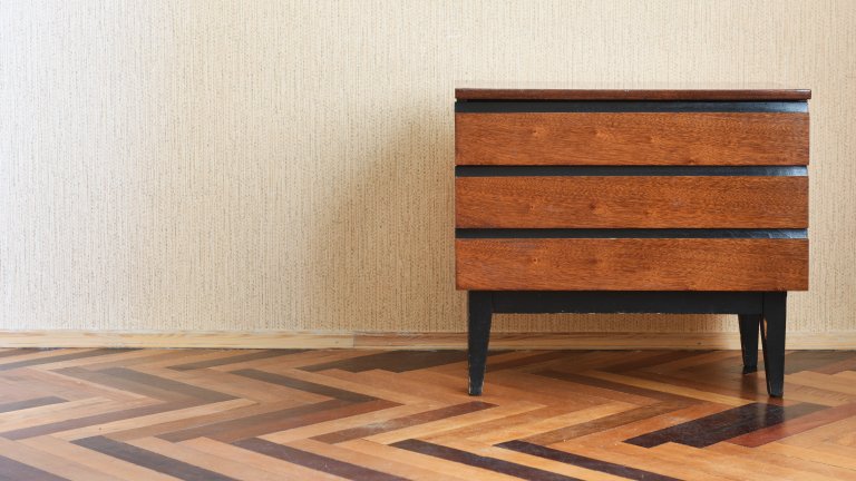 Дъбови детайлиМебелите с детайли от дъбова дървесина (в краен случай - имитация на дъб) отново са модерни и ако се оглеждате с какво да обзаведете дома си - сега е моментът да заложите на този материал. Дъбът носи усещане за топлина и премерен лукс, без да изглежда натрапчиво и прекалено помпозно. Освен това е сред най-устойчивите дървесини, които можете да вкарате в дома си, а това винаги е плюс.