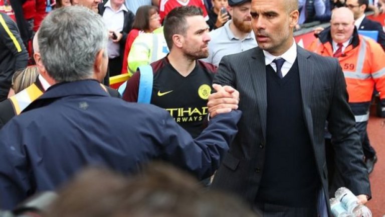 Полузащитник: Джосеп Гуардиола (Манчестър Сити)
Манчестър Сити може би играе най-добрия футбол в историята си под ръководството на Пеп, и то само няколко месеца след назначаването на испанеца. „Гражданите“ излязоха еднолично начело във Висшата лига след победата си в градското дерби, но целта пред Гуардиола е не само успехи в Англия, а и в Европа. Съдбата се намеси в жребия за Шампионската лига и вкара в една група Сити с Барселона, Мьонхенгладбах и Селтик.