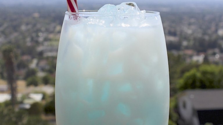 Бял бродник
Напълнете чаша с лед. Сипете ликьор от бял шоколад до средата. Допълнете със сода с вкус на ванилия. Бавно и внимателно добавете една супена лъжица синьо Кюрасо от върха (напитката трябва да изглежда пластове).