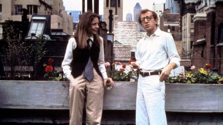 "Ани Хол" / Annie Hall (1977)
Тревожният и остър като бръснач хумор на Уди Алън се среща с музата на Даян Кийтън в "Ани Хол". Филмът разказва любовната история на двама млади, умни, талантливи и доста объркани млади хора в Ню Йорк през 70-те години.