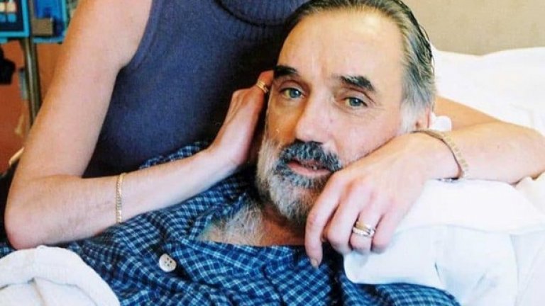 2002 г., Лондон
Бест и Анджи се развеждат през 1986 г., а през 1995-а се жени за втори път за друг модел - Алекс Пърси. Тя е до леглото му през 2002-а година, след като претърпява трансплантация на черен дроб. Само месеци по-късно Бести отново посяга към чашата. Джордж умира на 25 ноември 2005 г., а над 100 хил. го изпращат в последния му път по улиците на Белфаст.