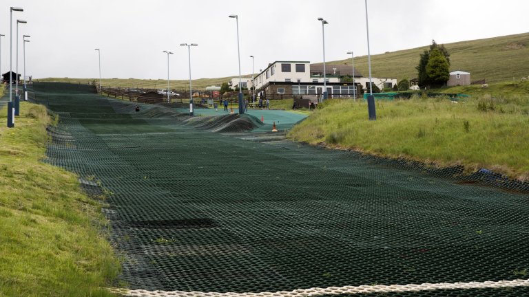 Да, тук се карат ски.