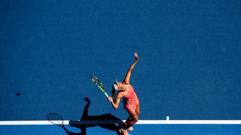 Попадение: Каролине Возняцки. За съжаление, проклятието Australian Open продължава да тегне над нея.